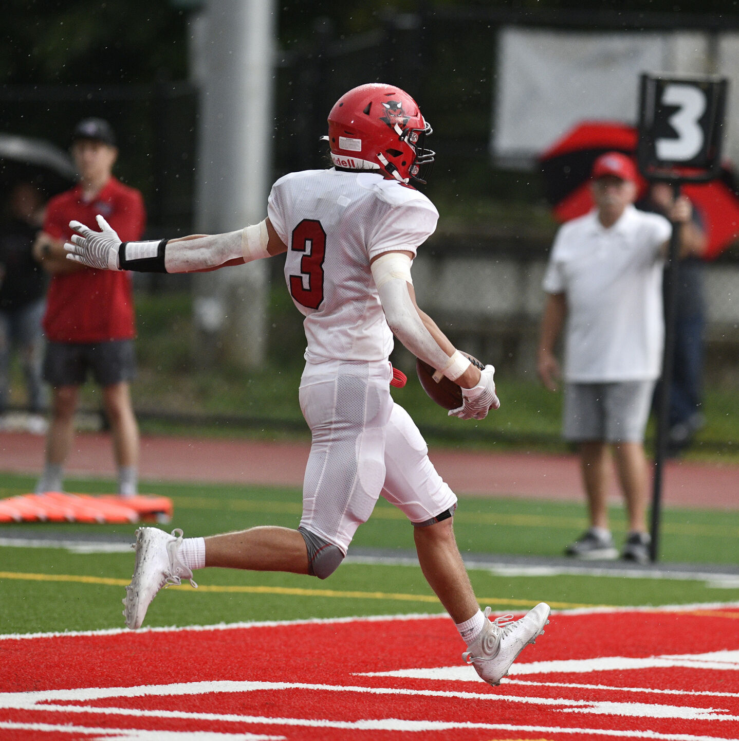 RED DEVILS TOUCHDOWN